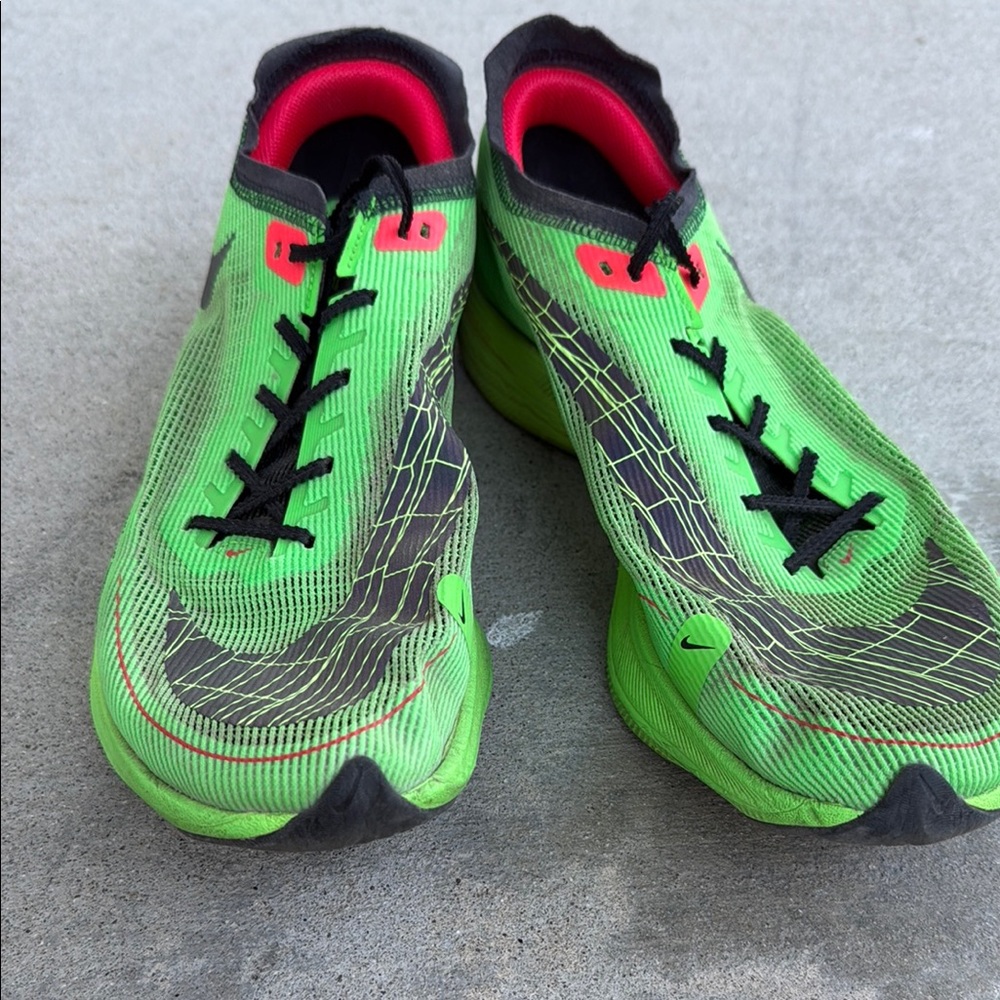 Nike Green and Black Sneakers Modern Athletic Design